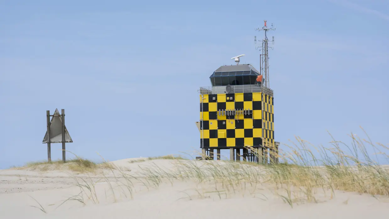 Controletoren op Vliehors Range.