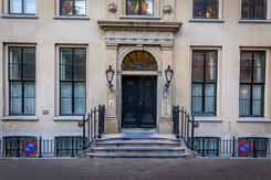 De voordeur van het defensiegebouw aan de Kalvermarkt in Den Haag. 