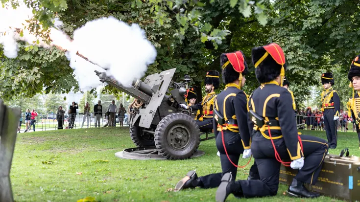 Artilleristen van de Gele Rijders vuren schoten af.