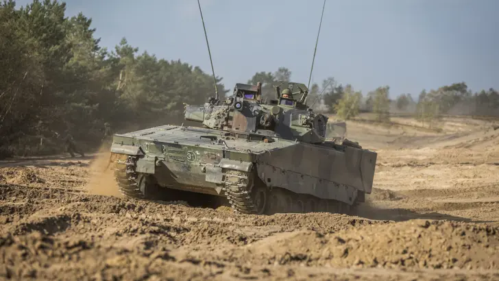 Een CV90 tijdens een oefening.
