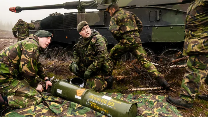Een Pantserhouwitser-bemanning pakt een Excalibur-precisiegranaat tijdens een proef met deze munitie in Zweden (oktober 2018).