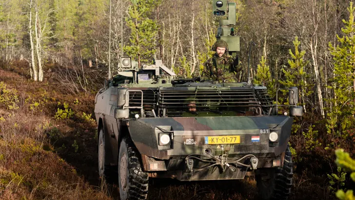Een Fennek van voren bezien in het Zweedse landschap tijdens de oefening Ultimate Dragon (april 2018).