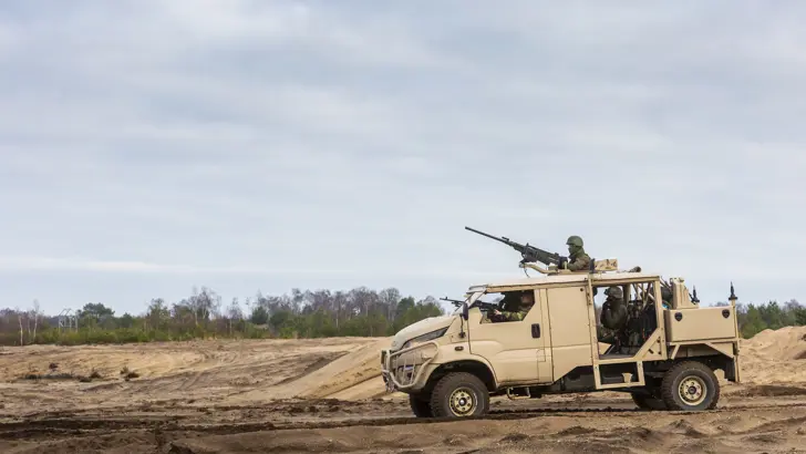 Zijaanzicht Anaconda-terreinwagen op de Leusderheide.