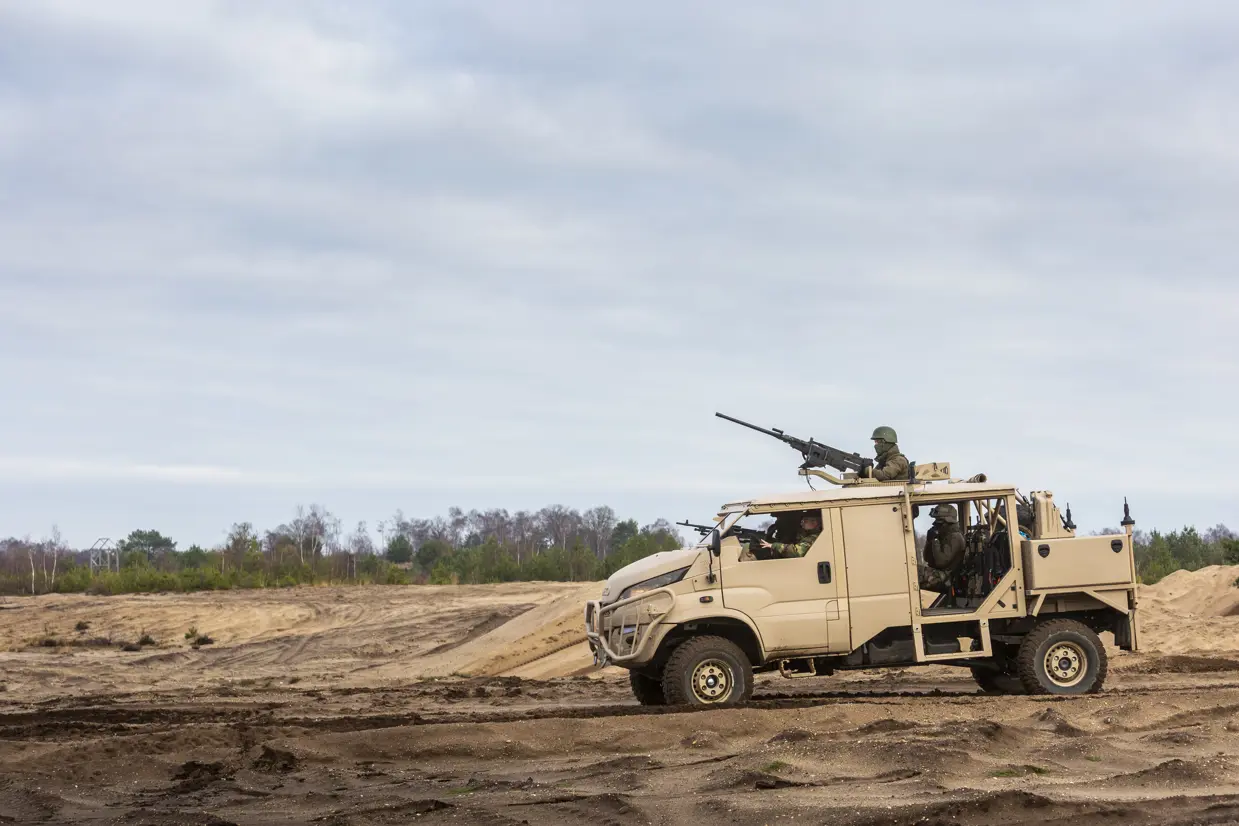 Zijaanzicht Anaconda-terreinwagen op de Leusderheide.