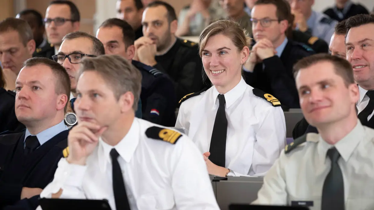 Militaire studenten in collegezaal.
