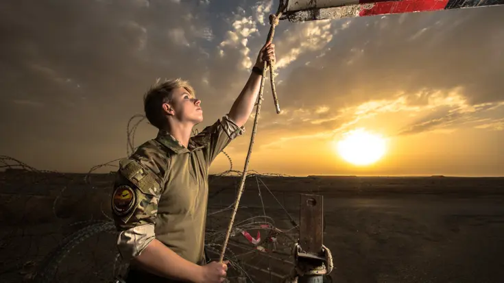 Een luchtmachtmilitair houdt een touw vast.