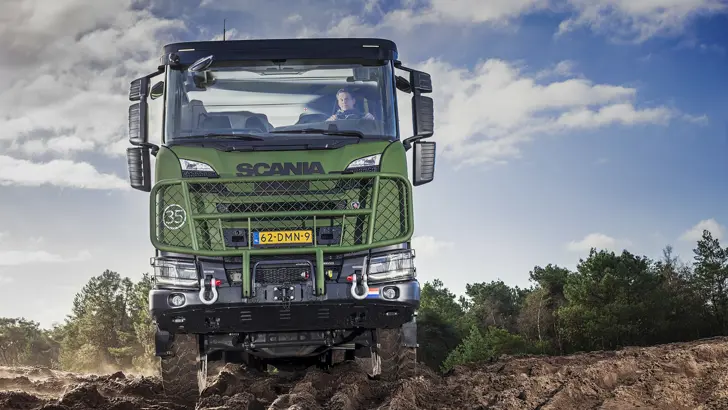 Vooraanzicht van een nieuwe Scania Gryphus in een oefenterrein.