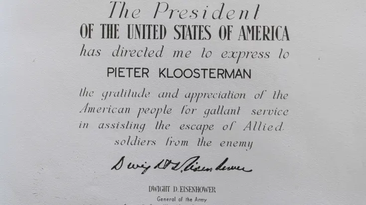 Persoonlijke bedankbrief voor Pieter Kloosterman van generaal Dwight D. Eisenhower, namens de president van de Verenigde Staten. Voor zijn ondersteuning bij het helpen ontkomen van geallieerden.
