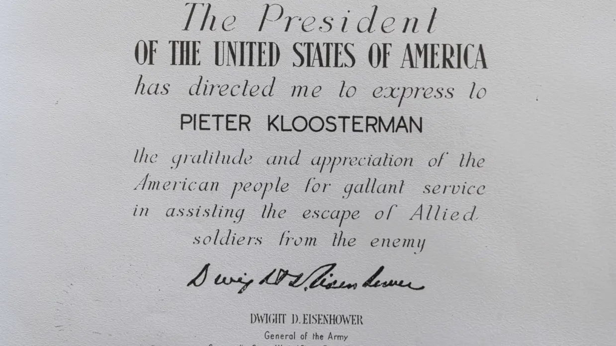 Persoonlijke bedankbrief voor Pieter Kloosterman van generaal Dwight D. Eisenhower, namens de president van de Verenigde Staten. Voor zijn ondersteuning bij het helpen ontkomen van geallieerden.