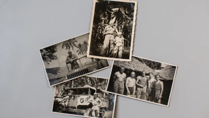 4 foto's uit Nederlands-Indië. Opa van Niels op de foto met Tommy (boven), links van 4 kameraden (rechterfoto), naast een legertruck (onder) en op een jeep (links).