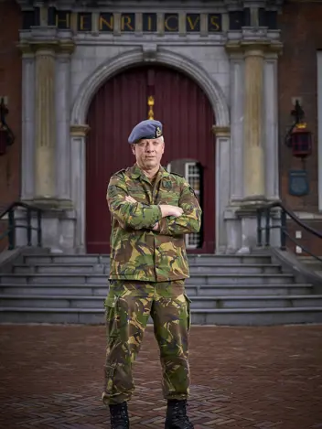Militair Jeffrey voor de Henricuspoort van de KMA.