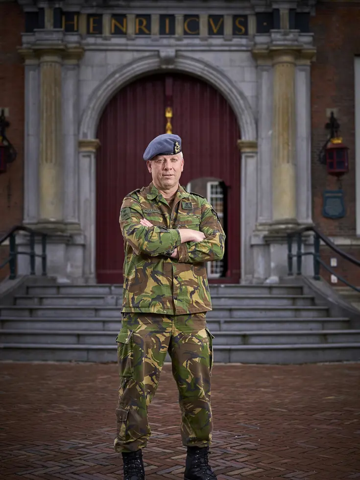 Militair Jeffrey voor de Henricuspoort van de KMA.