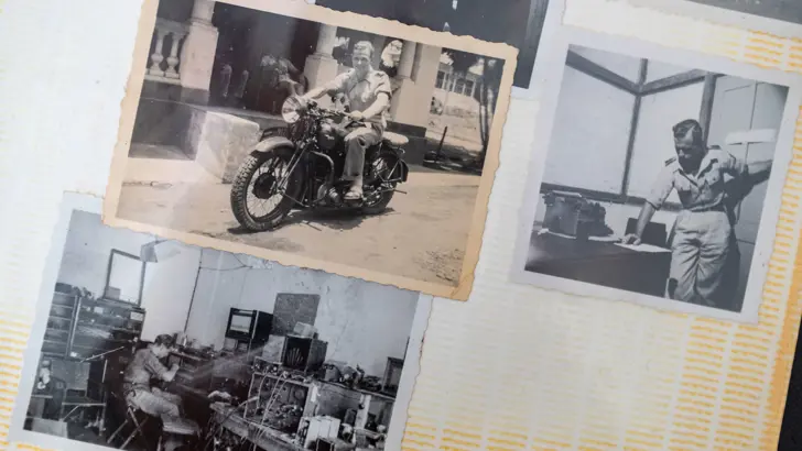 Fotoalbum met foto's uit de diensttijd van opa Kees. Op de motor, in de verbindingskamer en bij de telex.