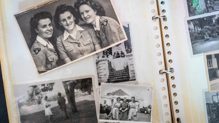 Fotoalbum met foto's van diensttijd oma Jopie.
