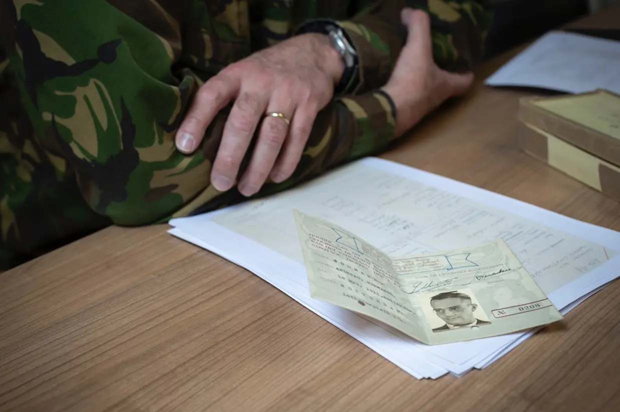 Persoonsdocumenten van oud-militair.