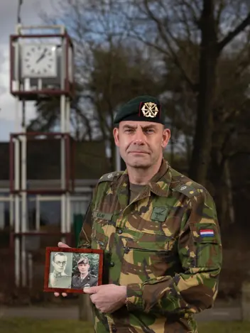 Militair toont foto van zijn opa als militair.