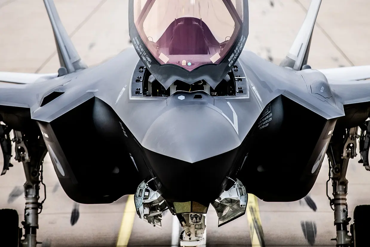 Vooraanzicht F-35 op de grond.