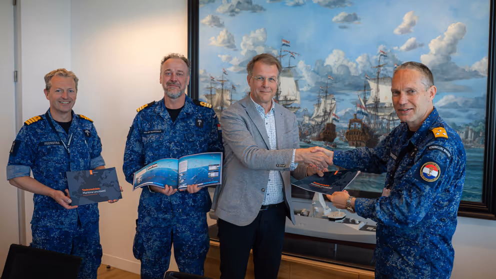 Overhandiging van een publicatie.