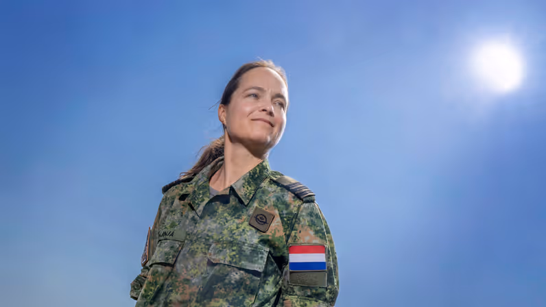 Portretfoto van luitenant-kolonel Petra Wijnja met de blauwe buitenlucht als achtergrond.