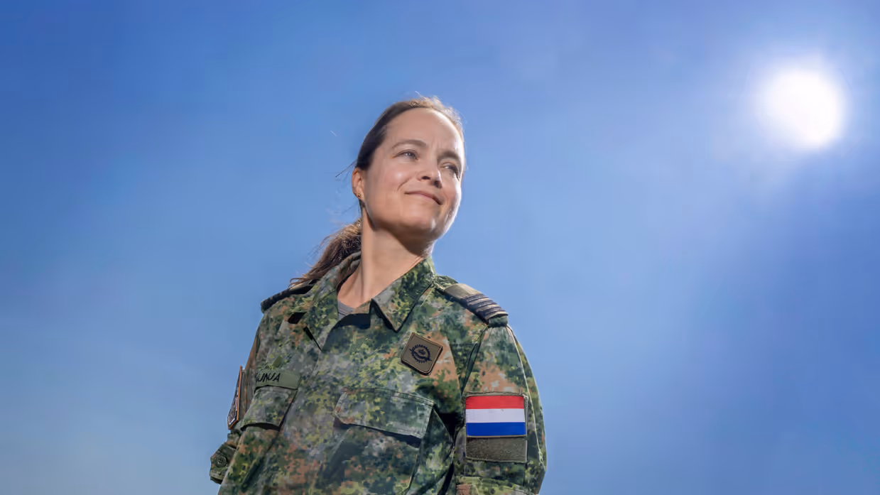 Portretfoto van luchtmachter luitenant-kolonel Petra Wijnja hoofd Space Warfare & Expertise bij het Defence Space Security Centre.