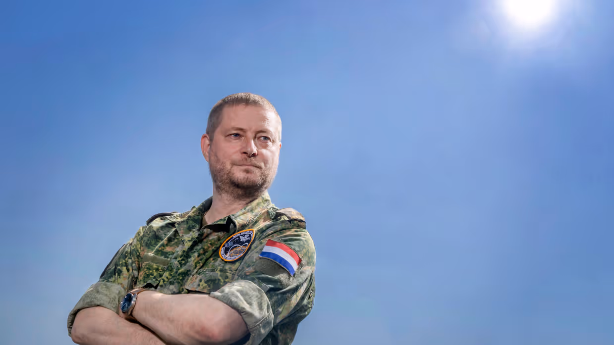 Portretfoto van landmachter majoor Edwin, liaison-officer Space voor de landmacht.