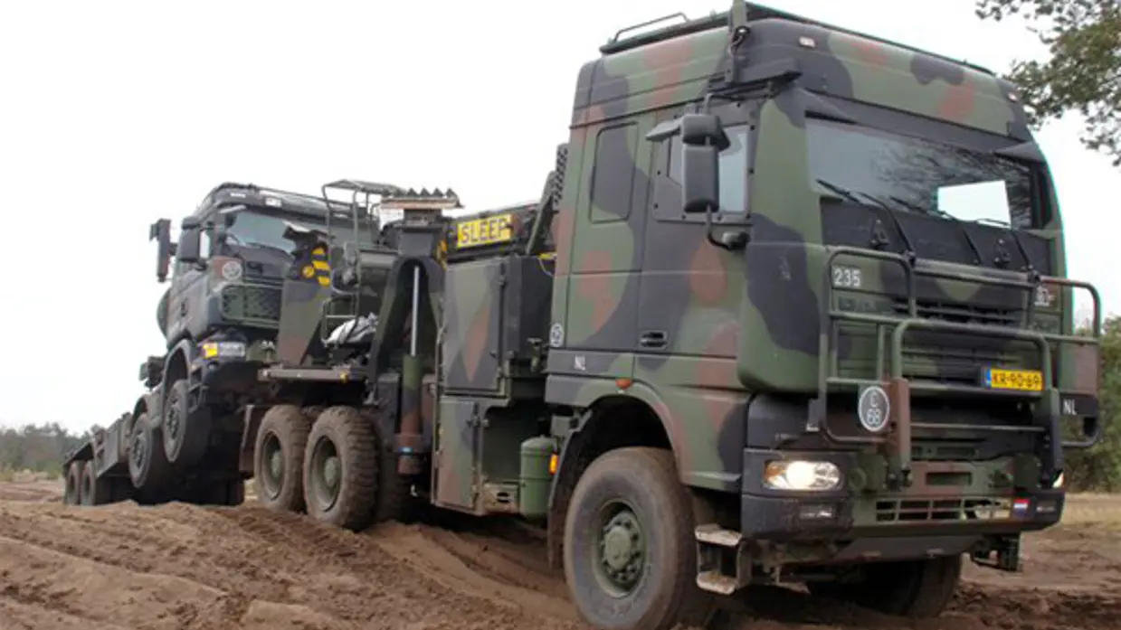 DAF YBB-95.480 takelauto sleept een ander wielvoertuig.