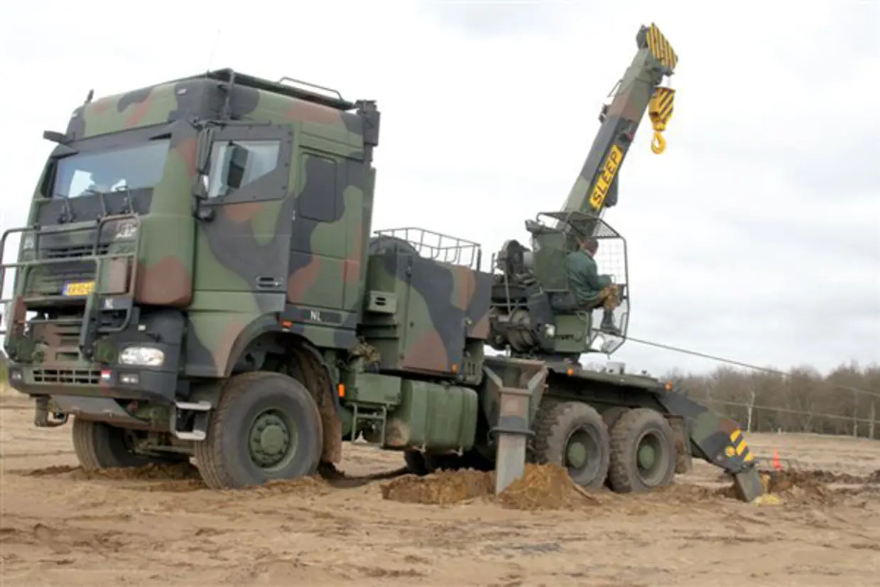 DAF YBB-95.480 staat in het zand met uitgeklapte stempels.