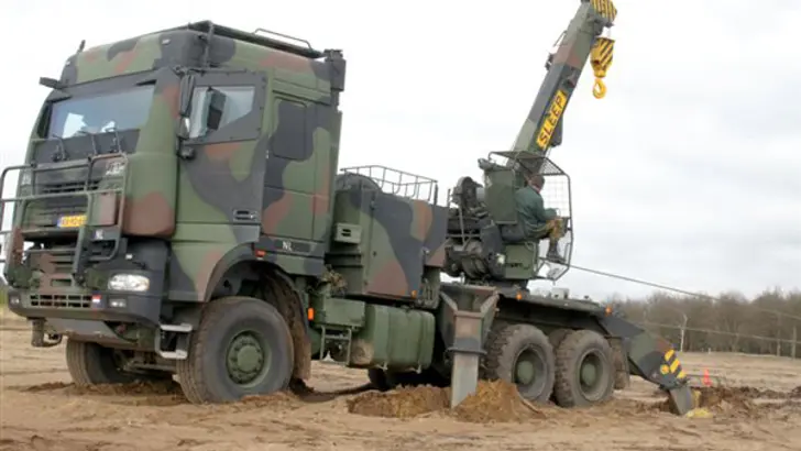 DAF YBB-95.480 staat in het zand met uitgeklapte stempels.