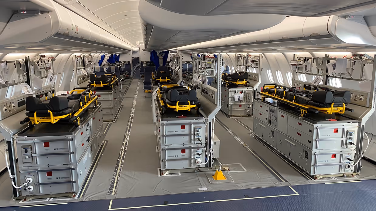 De binnenkant van de medevac-MRTT met zestien IC-bedden.