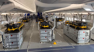 De binnenkant van de medevac-MRTT met zestien IC-bedden.