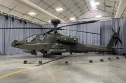 Een Apache-gevechtshelikopter in een hangaar.