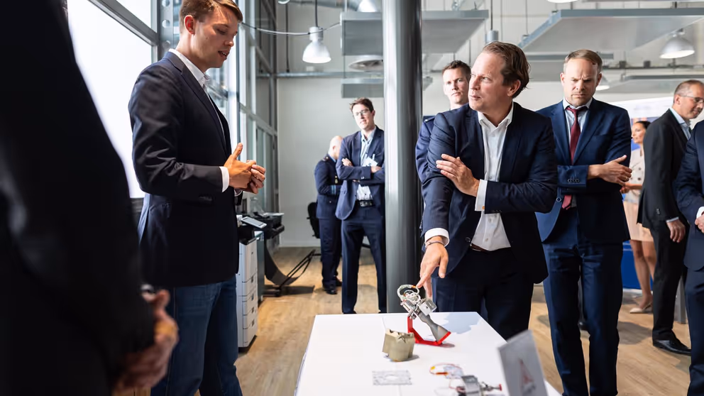 De staatssecretaris krijgt een toelichting. 