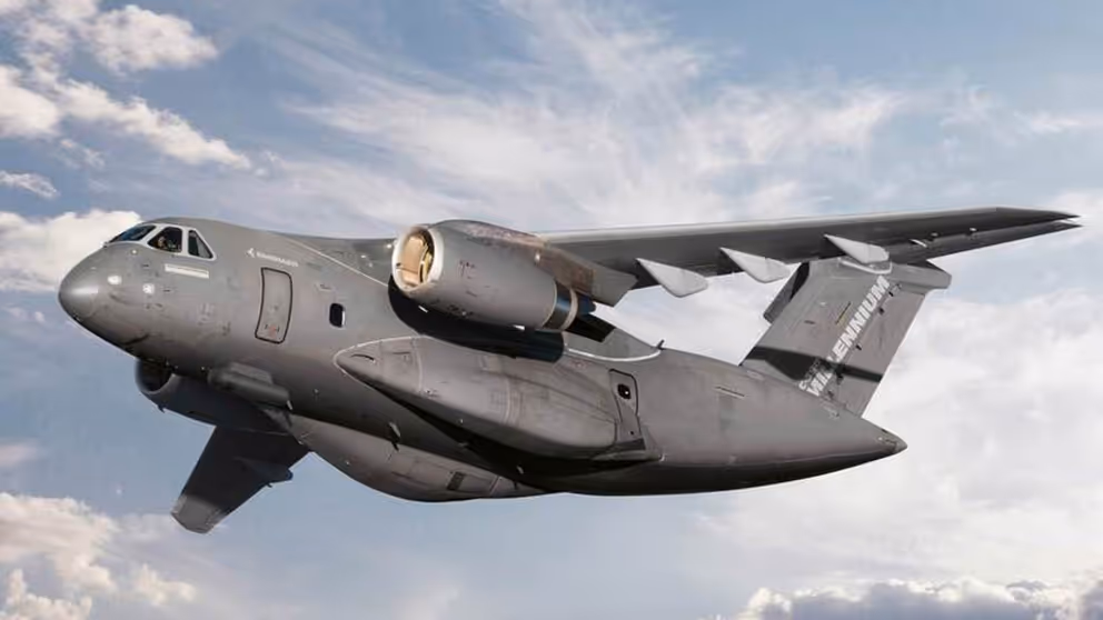 C-390 militair transportvliegtuig met blauwe lucht en wolken op de achtergrond.