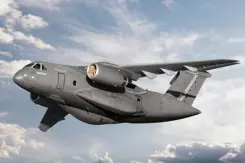 C-390 militair transportvliegtuig met blauwe lucht en wolken op de achtergrond.