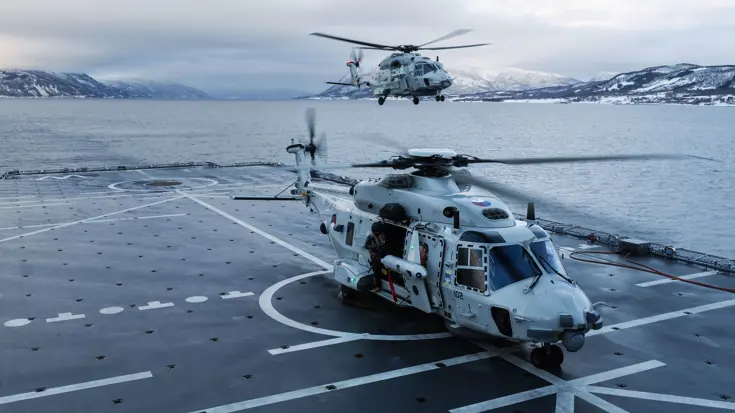 Helikopter op het dek van een marineschip.