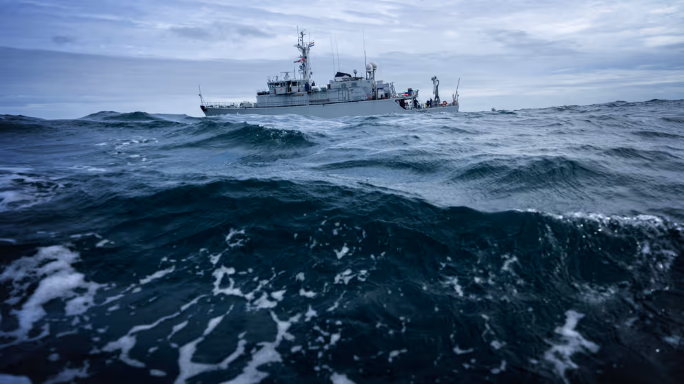 Een marineschip op zee.