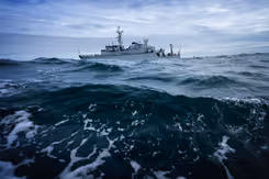 Een marineschip op zee. 