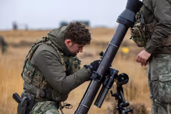 Een landmachter oefent met een nieuwe mortier.