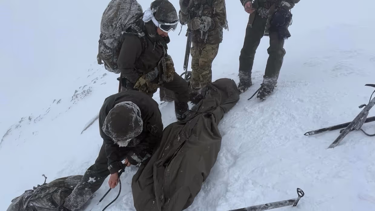 De mariniers in de weer met touwen en een slaapzakhoes. 