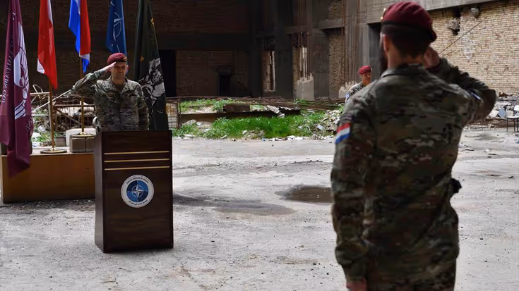 Twee militairen staan tegenover elkaar en salueren.