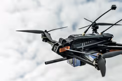 Een maritieme drone in de lucht.