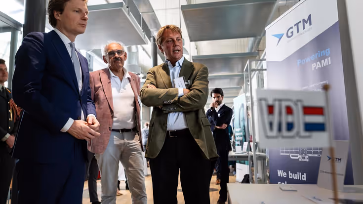 De minister staat bij de stand van VDL.