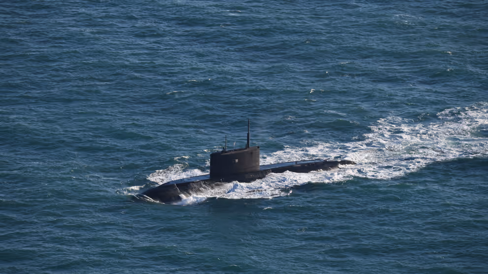 De Russische onderzeeboot Novorossiysk, toen die eerder dit jaar ook al door de Nederlandse marine werd geëscorteerd.