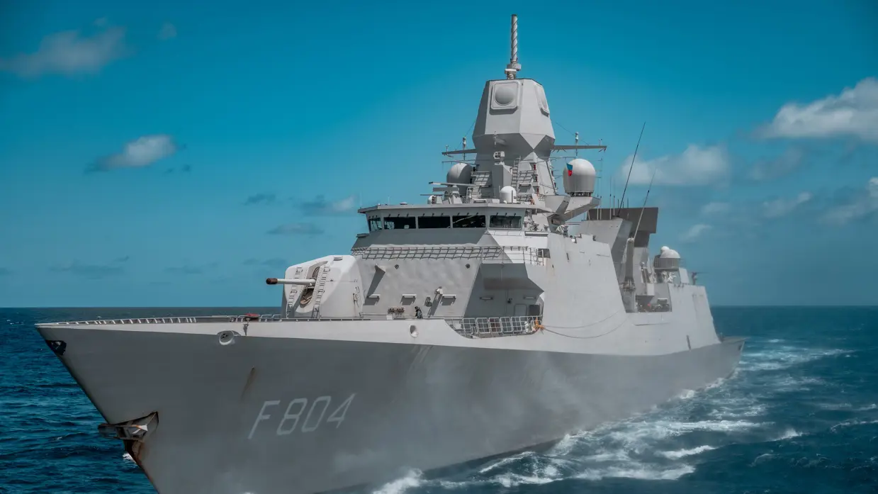 Het LCF De Ruyter op volle zee.