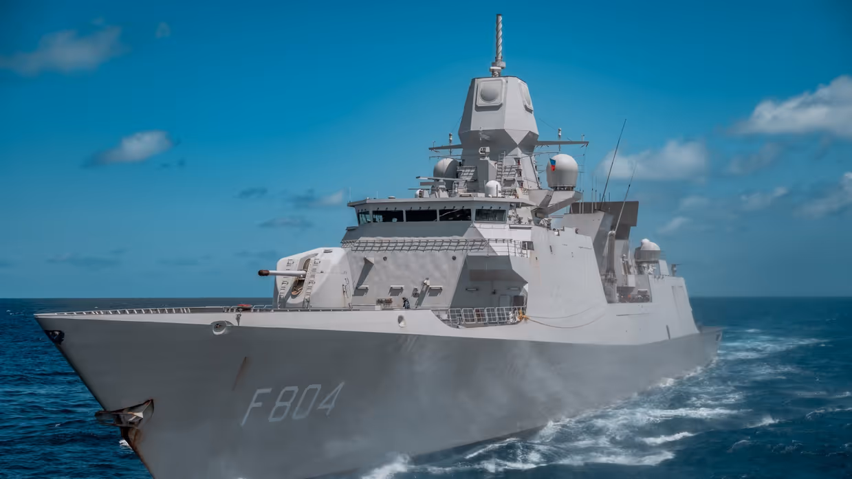 Het LCF De Ruyter op volle zee.