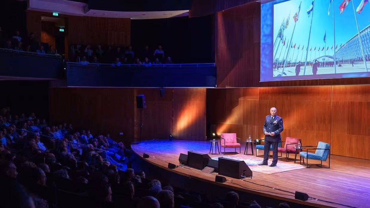 Generaal Eichelsheim op het podium. 
