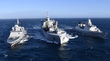 Links varen twee fregatten aan weerszijde van een bevoorrader en rechts een Mirage die net wordt gelanceerd vanaf FS Charles de Gaulle.