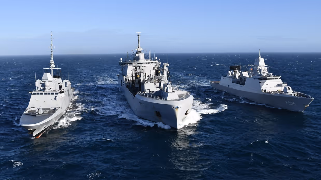 Links varen twee fregatten aan weerszijde van een bevoorrader en rechts een Mirage die net wordt gelanceerd vanaf FS Charles de Gaulle.