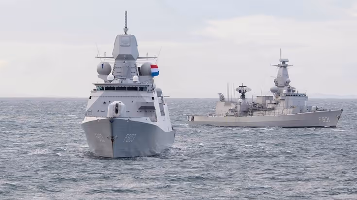 Zr.Ms. Tromp vaart in de buurt van Zr.Ms. Van Amstel.