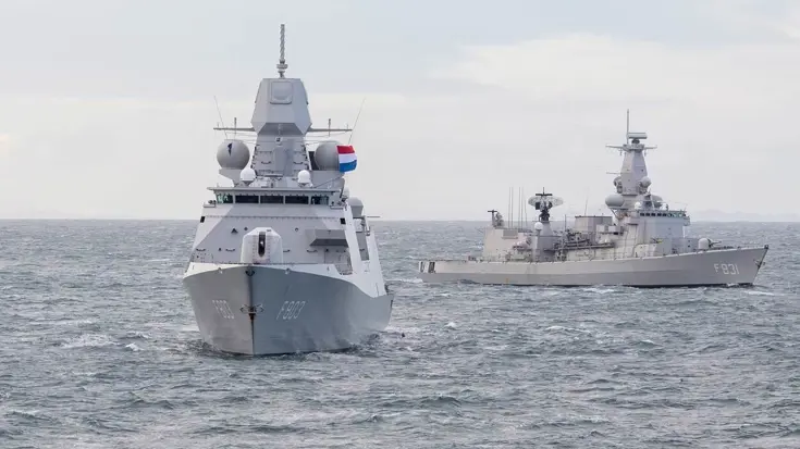 Zr.Ms. Tromp vaart in de buurt van Zr.Ms. Van Amstel.